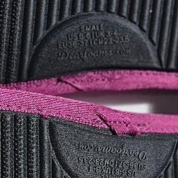 New DEARFOAMS PINK W BLACK BAT FUZZY SLIP ON SLIPPERS  5-6  HALLOWEEN GOTH - Picture 4 of 5